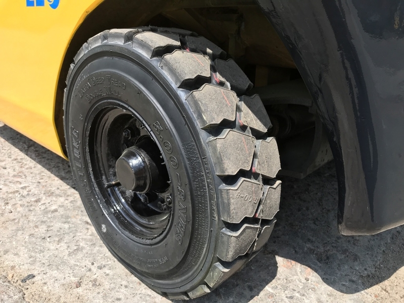 Газ-бензиновый вилочный погрузчик Komatsu с боковым смещением - <ro>Изображение</ro><ru>Изображение</ru> #8, <ru>Объявление</ru> #1696555